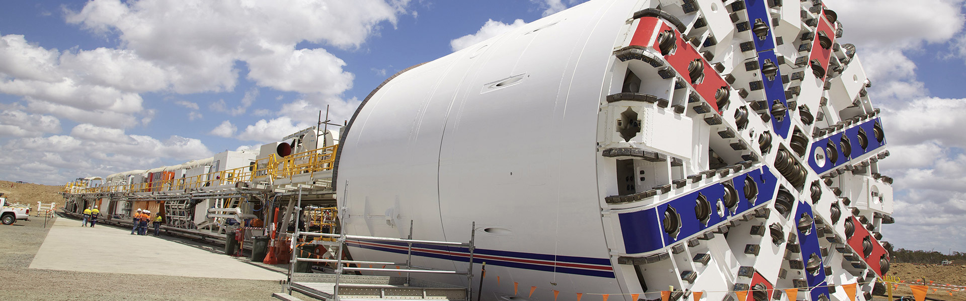 À la mine Grosvenor, Redpath Australia a excavé les galeries de convoyage et de transport en utilisant une machine de forage en tunnel à pression de terre.